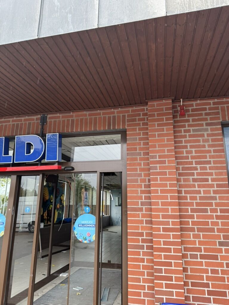 Eingangsbereich Bestandsmarkt ALDI Celle