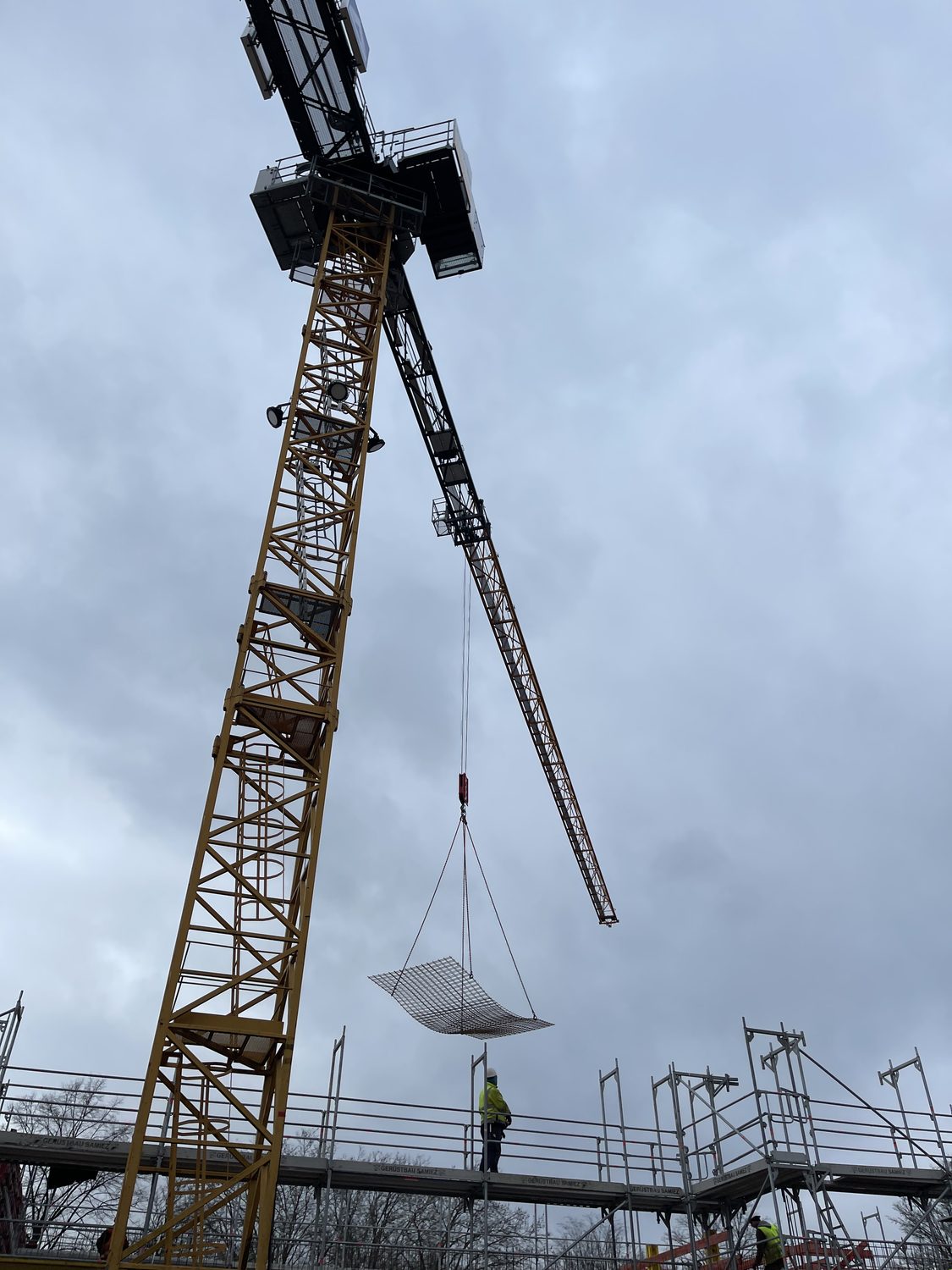 Kran auf Schulbau-Baustelle Braunschweig