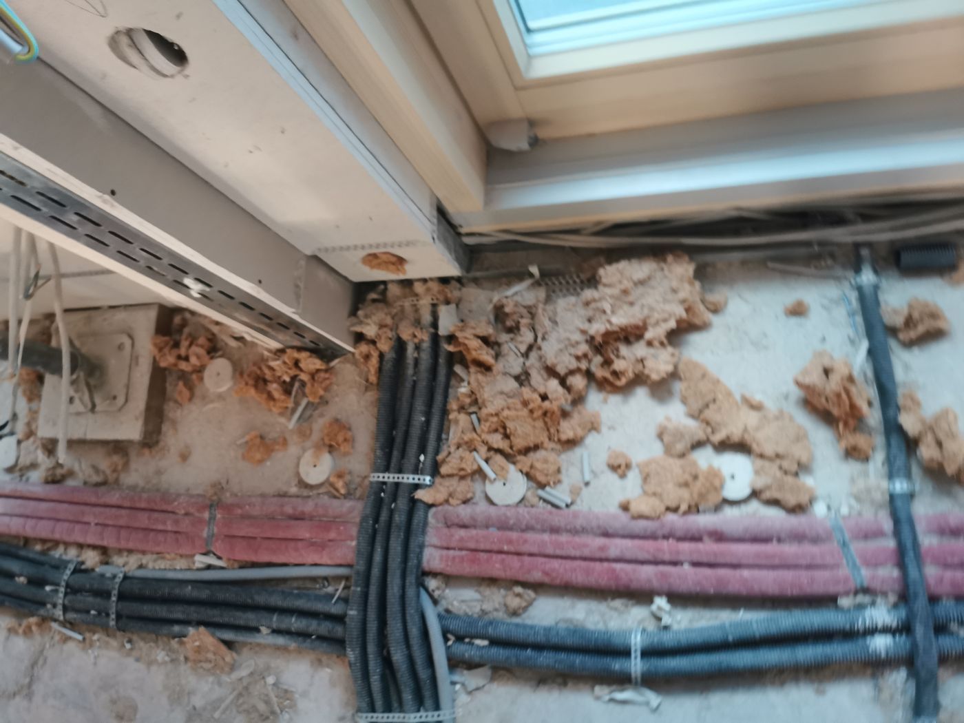 Freigelegte Installationen bei Sanierung in Berlin-Kladow
