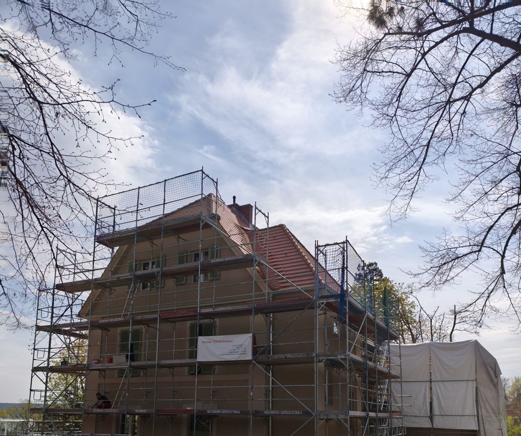 Vollständig eingerüstetes Wohnhaus in Berlin-Kladow