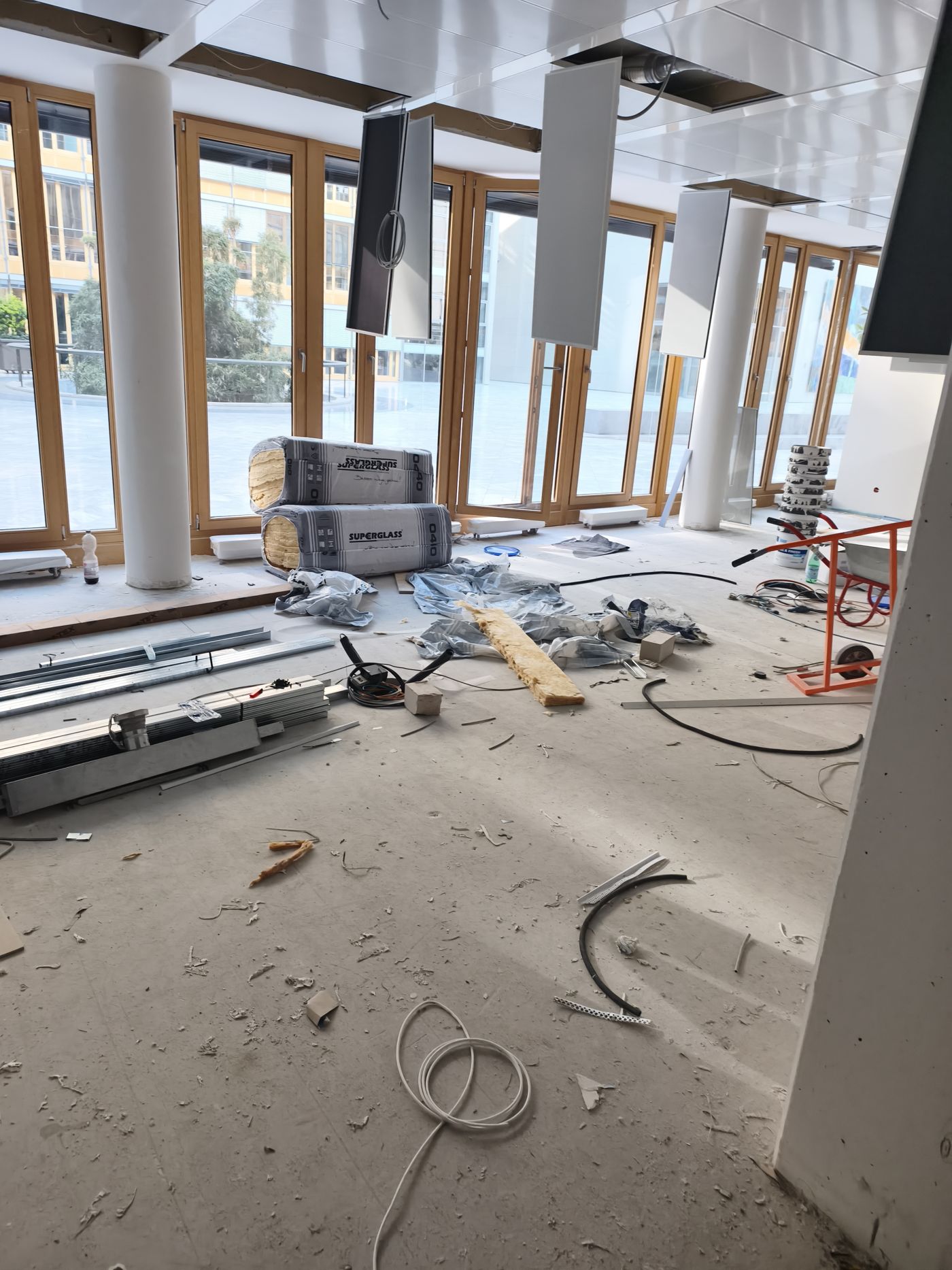 Büroetage im Rohbau mit offener Deckentechnik, Berlin-Mitte