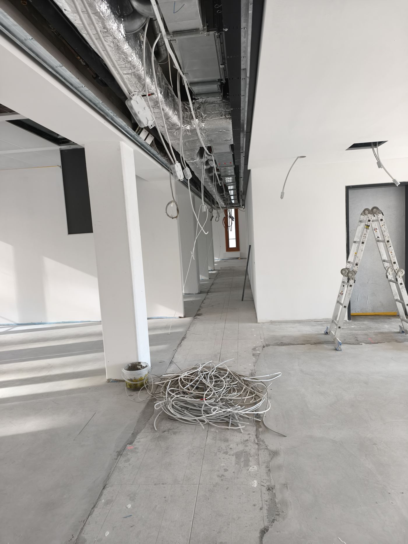 Haustechnik-Installation in der Decke einer Büroetage