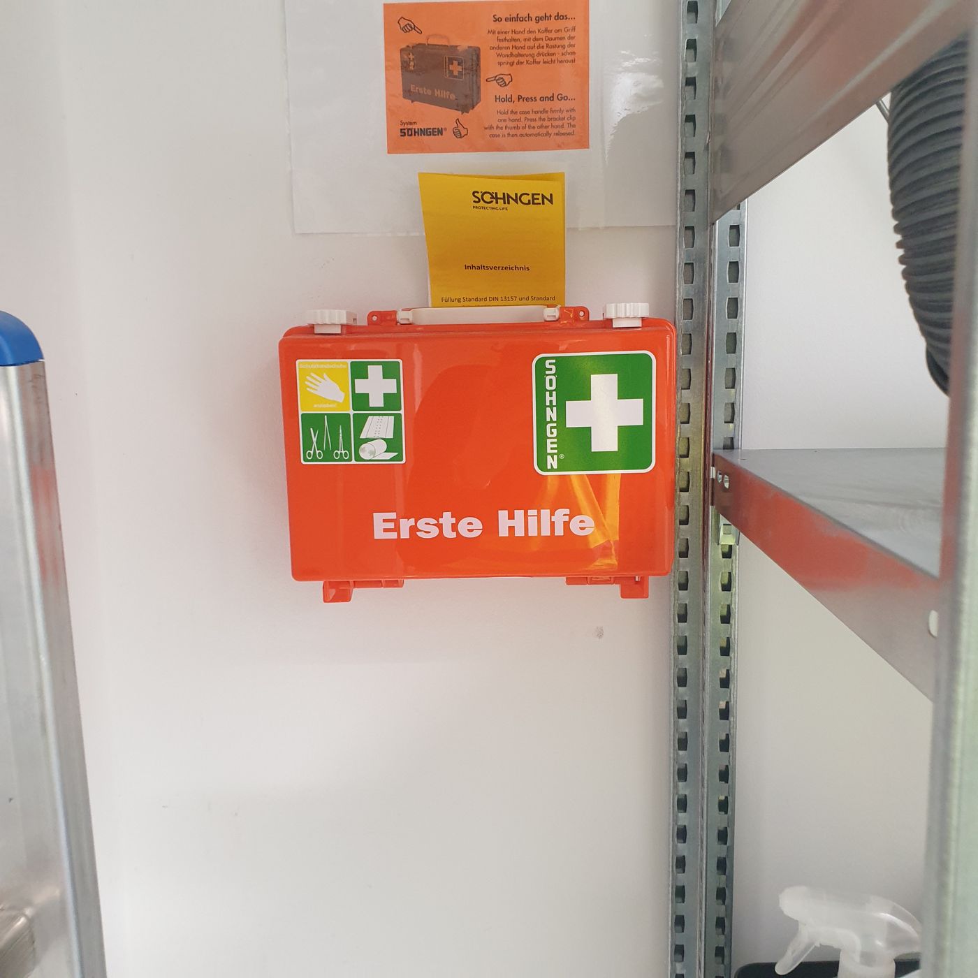 Erste-Hilfe-Station auf der Baustelle der Beherbergungsstätte